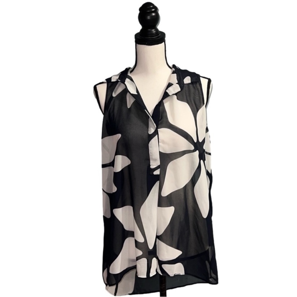 Ellen tracy- black and white floral top